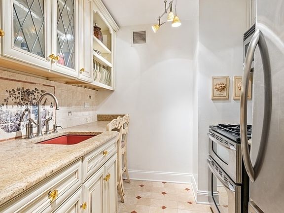 4th image of 106 Central Park S APT 6L