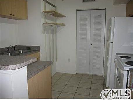 4th image of 912 Villa Cir