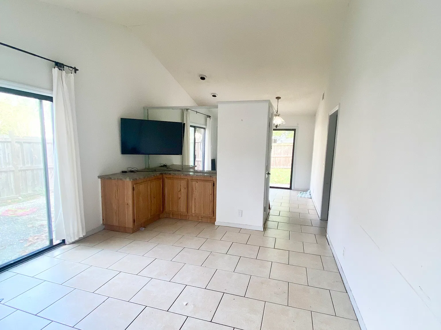 2 bed, 800 sqft, $2,300 — Photo 3