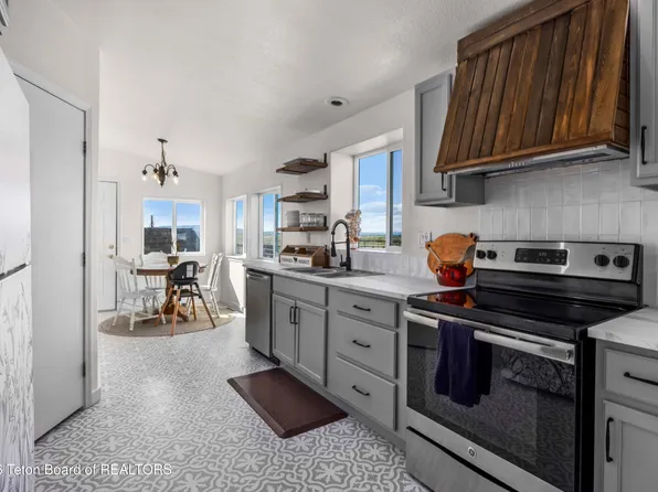 15 Percussion Ln, Pinedale, WY 82941