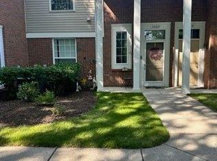 16827 Dover Dr, Northville, MI