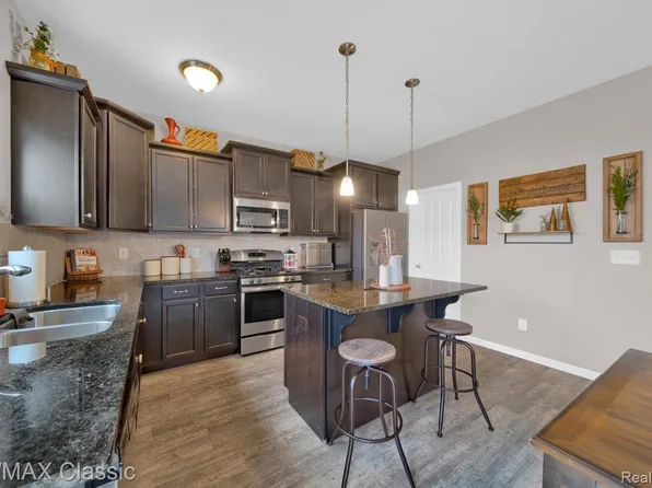 384 Ventura Ct, Howell, MI 48855