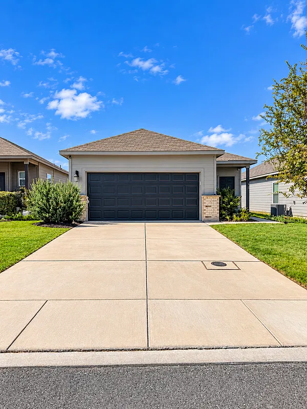 3 bed, 1.5 bath, 1342 sqft, $1,700 — Photo 1