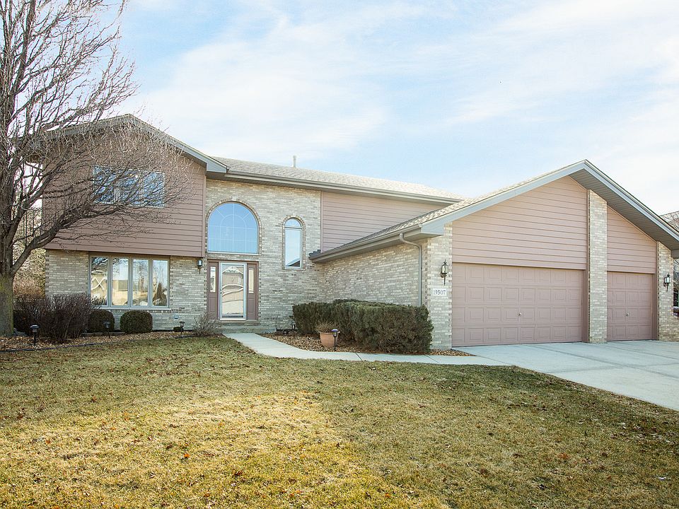 1st image of 19507 Glenbrook Ln