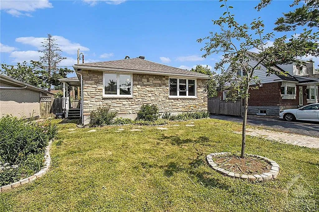 2483 Clementine Boulevard Ottawa — Photo 1
