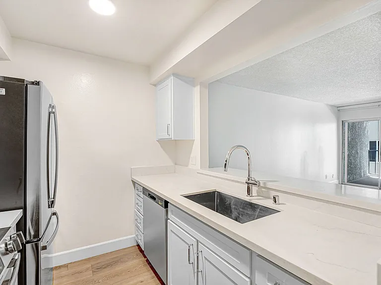 8300 De Longpre — Photo 12