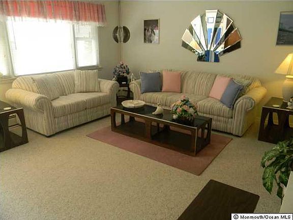 2nd image of 60 Edinburgh Dr