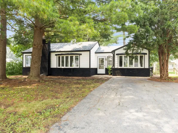 5215 N Pleasant View Dr, McHenry, IL 60050