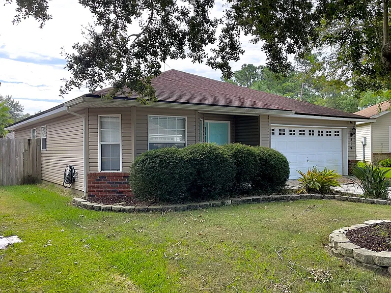519 Chancellor Dr E — Photo 2