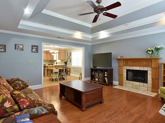 5th image of 247 Saint Clair Dr