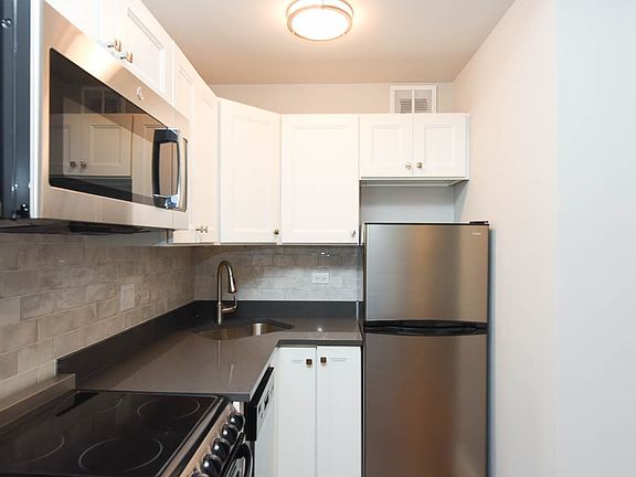 2nd image of 640 W Wrightwood Ave APT 211