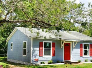 1402 S 4th St, Floresville, TX 78114
