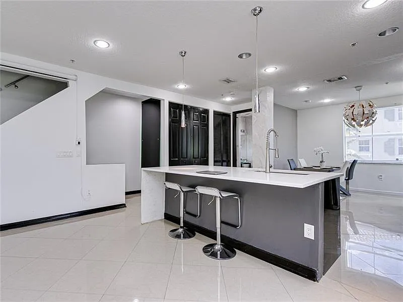 4 bed, 1924 sqft, $3,950 — Photo 1