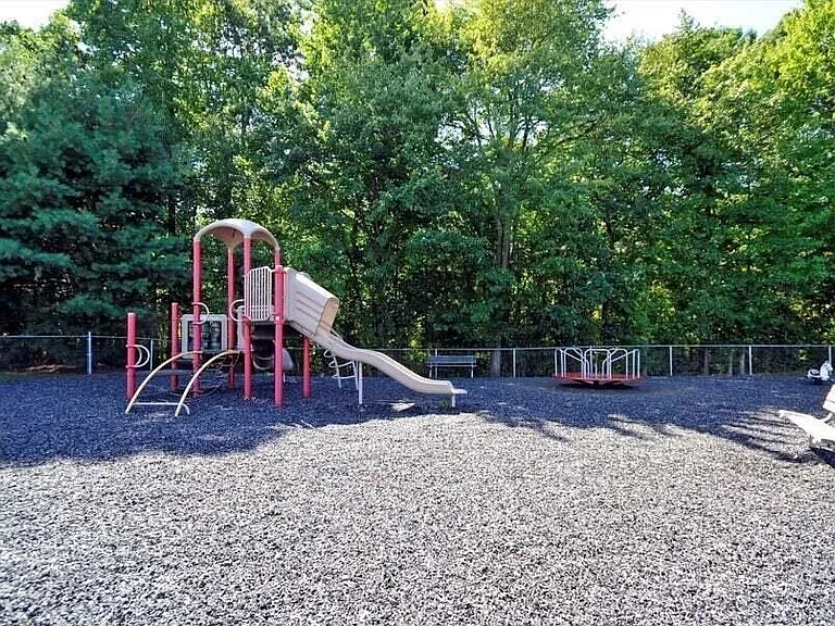 1077 Roseberry Ct — Photo 21