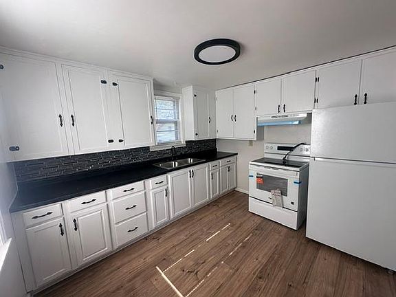 5th image of 1402 6th St SE