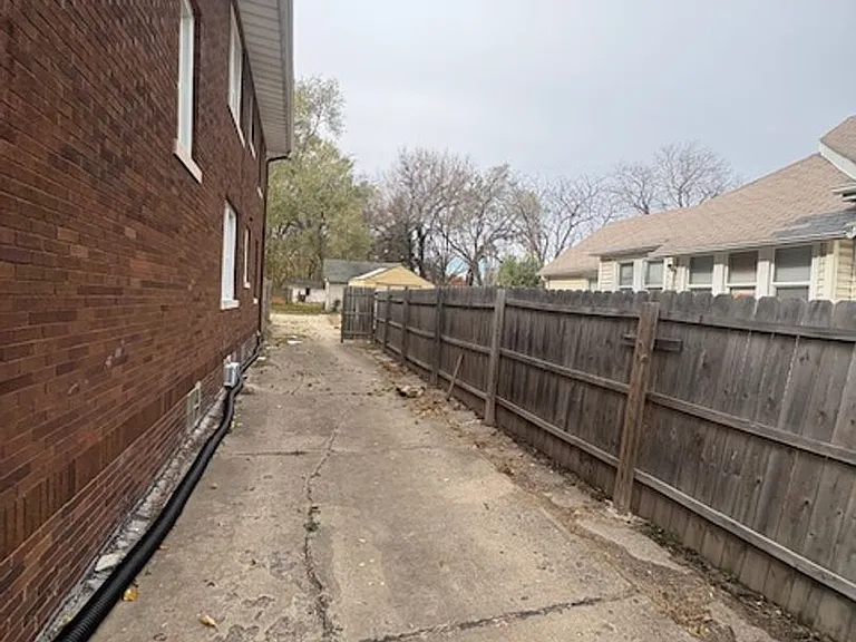 2405 N Sheridan Rd — Photo 9