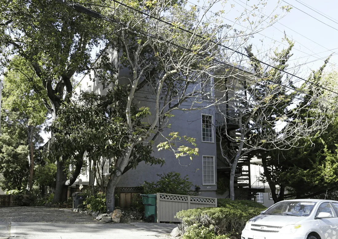 791 Kingston — Photo 1