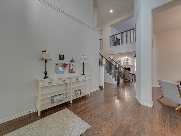 4th image of 1613 Presley Way