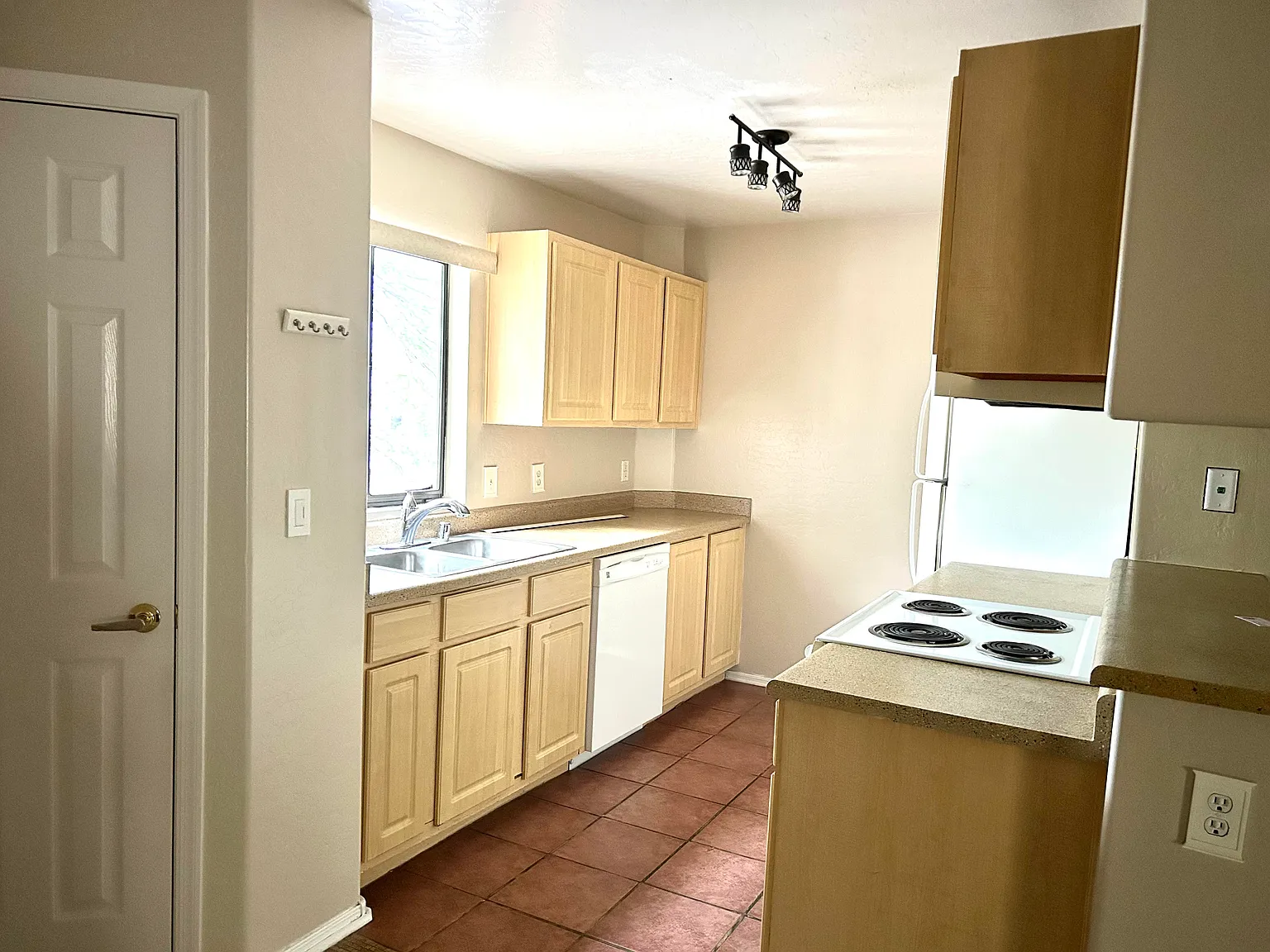 2 bed, 1036 sqft, $1,800 — Photo 3