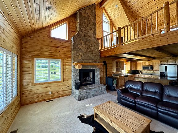 3rd image of 520 Loveland Ln