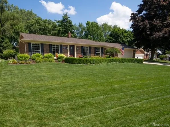 4923 Dusk Dr, Shelby Township, MI 48316