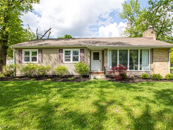 21820 Brookway Dr, Fairview Park, OH 44126