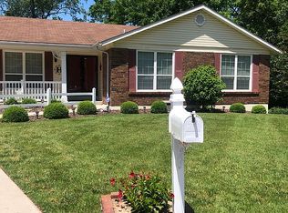 33 Oakshire Ct, Saint Peters, MO
