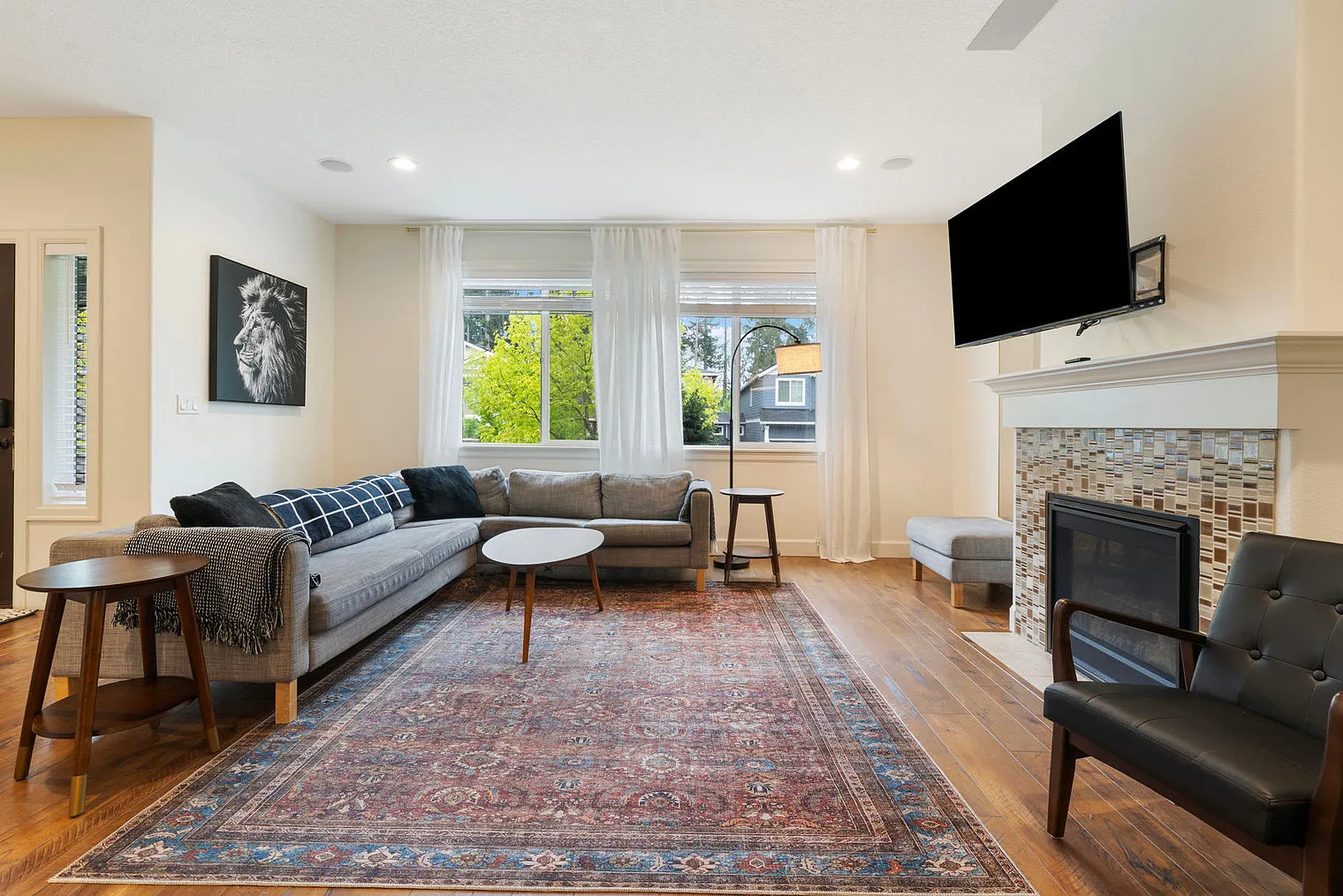 3 bed, 2.0 bath, 2389 sqft, $6,600 — Photo 1