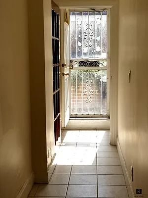 Rented by R New York | media 52