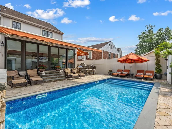 15740 11th Ave, Whitestone, NY 11357