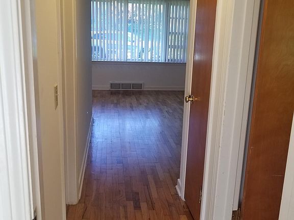 5th image of 128 Whitehills Dr APT 1