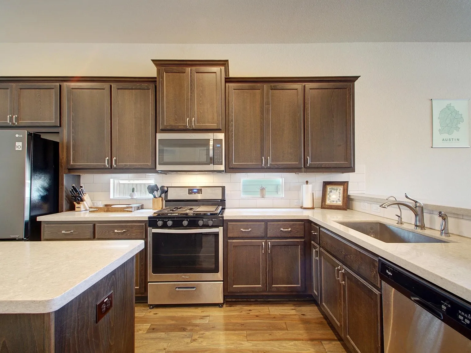 4 bed, 2.5 bath, 2396 sqft, $2,500 — Photo 3