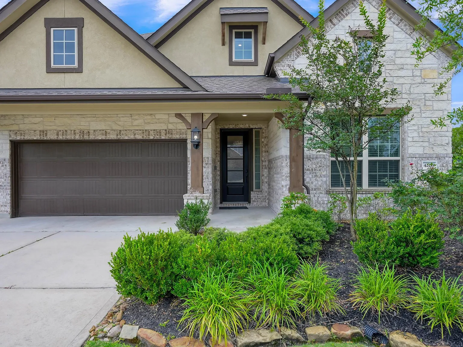 4 bed, 4.0 bath, 2990 sqft, $3,600 — Photo 3