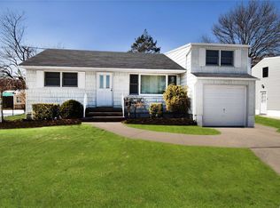 130 S Fordham Rd, Hicksville, NY 11801