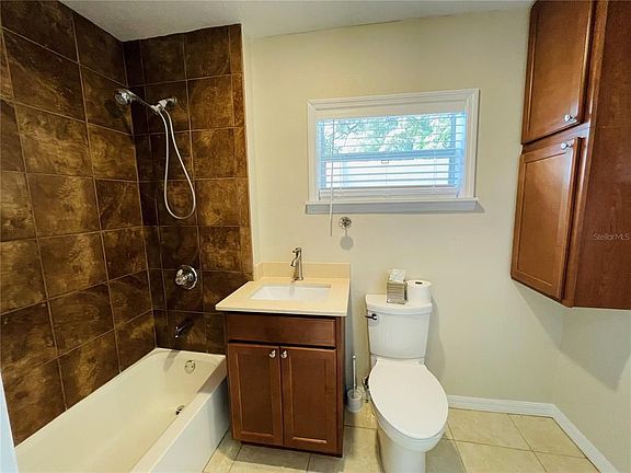 4th image of 2330 Carlton Dr