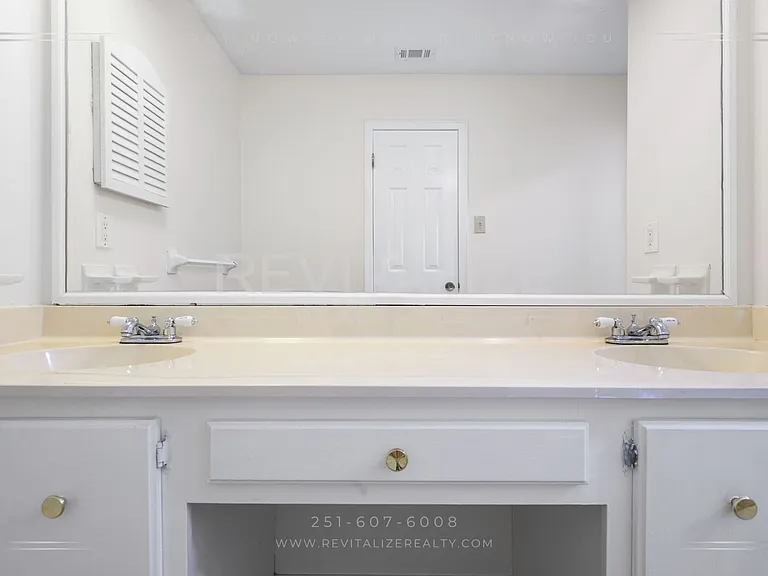 1211 Vendome Dr W — Photo 44
