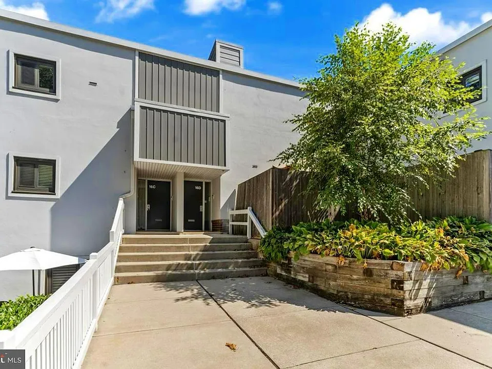 1750 Oakwood Ter #16C