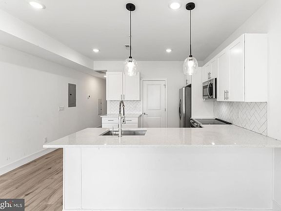 5th image of 2429 W Thompson St #B