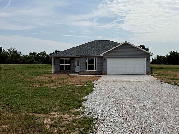 3rd image of 198 Stella Ct