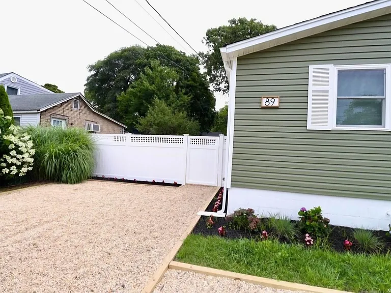 89 Lynbrook Dr — Photo 2