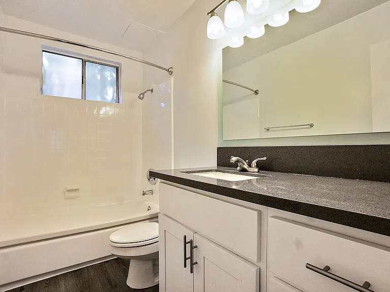 5112 Laurel Cyn Apartments — Photo 22