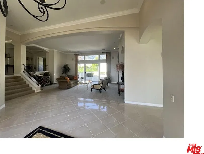 4 bed, 4.0 bath, 5104 sqft, $10,000 — Photo 3