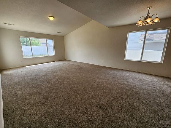 3rd image of 2220 Meadowlark Ln