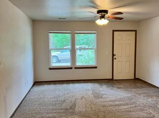 1107 SE Ray Dr #E, Oak Grove, MO 64075