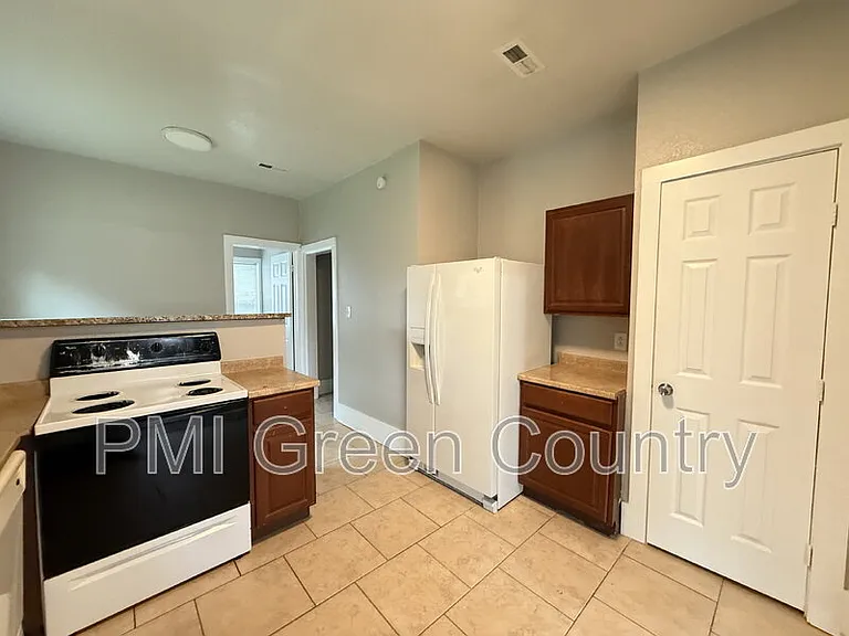 1223 S Quaker Ave — Photo 8