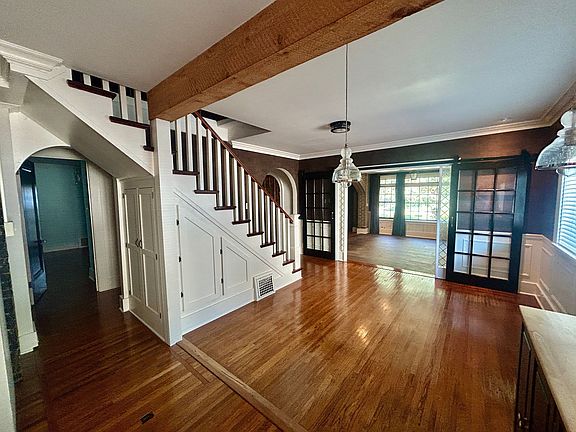 5th image of 422 W Grove St