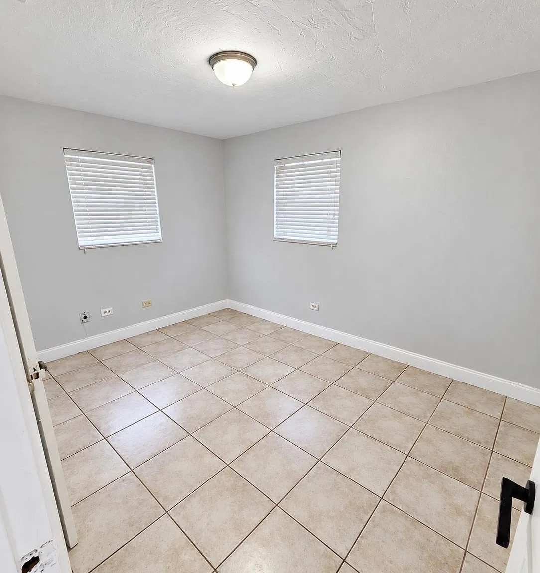5751 SW 37 ST - 5751 — Photo 4