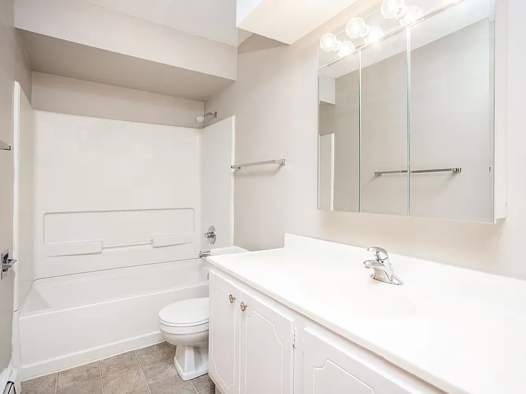 Windsor Chateau - Move in special- FREE GARGAE! — Photo 25