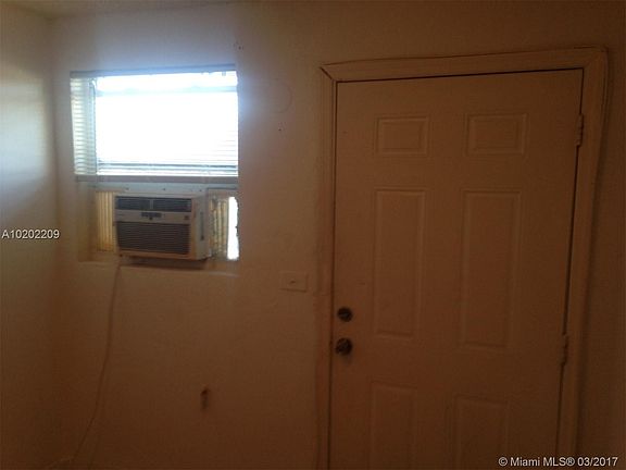4th image of 421 NW 12th St APT 1