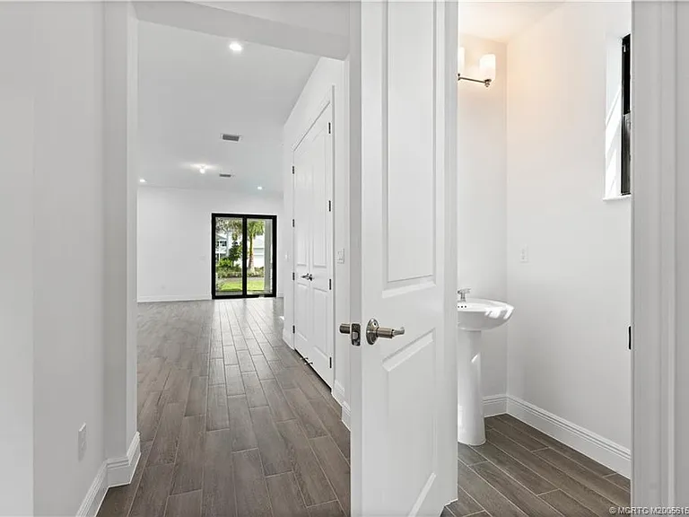 870 SW Newfield Ave — Photo 4